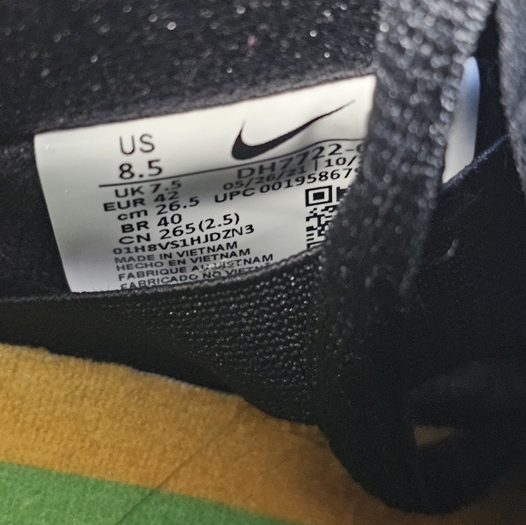 Sold Nike SB dunk low polaroid for $230. Outside poshmark - Picture 2 of 10